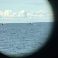 Foto: Somijas līcī Krievijas zemūdene pavada pasažieru kuģi