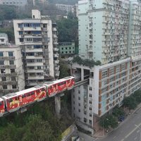 В китайском городе поезд проходит прямо сквозь 19-этажный дом (ФОТО, ВИДЕО)