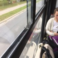 ФОТО: Почему автобусы Rīgas satiksme ездят с открытыми окнами?