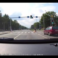 ВИДЕО: Вниманию пешеходов и водителей. Об особенно опасном перекрестке на Югле