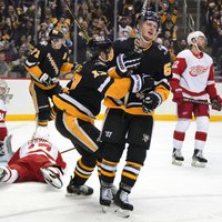 'Penguins' piedzīvo otro zaudējumu bez Bļugera; 'Avalanche' devītā uzvara pēc kārtas
