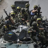 'Mēs negribam būt lielgabalu gaļa': Ukrainas karavīri lūdz atļauju izlauzties no ielenkuma