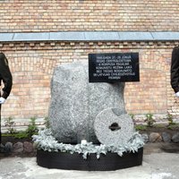 Foto: Centrālcietumā atklāj piemiņas vietu komunistiskā terora upuriem