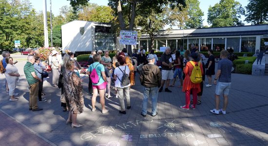 Foto: Piketā pie Jūrmalas domes lūdz saglabāt Bulduru bibliotēku