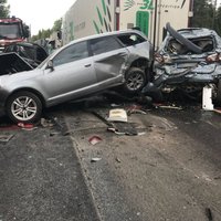 Piecu automašīnu avārijā uz Tallinas šosejas viens bojāgājušais