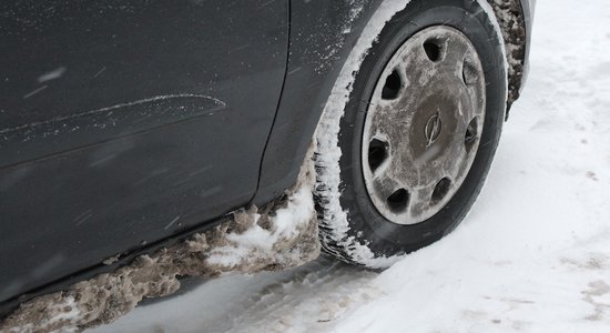 No piektdienas pēcpusdienas līdz sestdienas rītam aizliegs transportlīdzekļu stāvēšanu Kaļķu ielas posmā