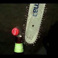Video: Kā atvērt alus pudeli ar motorzāģi