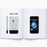 Платить и листать: Apple сделала книгу с 450 фото своей электроники и продает ее за $300