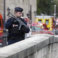 Saistībā ar Parīzes policistu slepkavu aizturēti pieci cilvēki, ziņo avoti