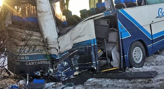 Под Петербургом в ДТП попал автобус с туристами: 18 пострадавших