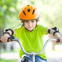 Ministriem neskaidrības par obligātu ķiveres lietošanu jaunajiem velosipēdistiem