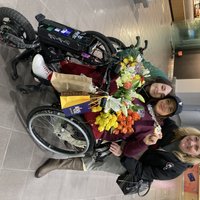 Foto: Noguruši, bet lepni un laimīgi – zelta medaļnieki ratiņkērlingā atgriežas Latvijā