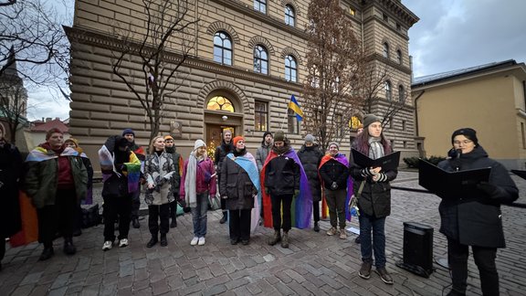 Pie Saeimas dziedošajā protestā iestājas pret naida runu