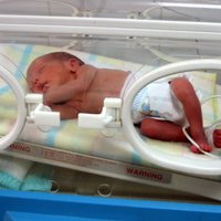 Priekšlaikus dzimušo bērnu aprūpes programmas 'Drošais apmetnis' ieviešanai saziedo 62 694 eiro