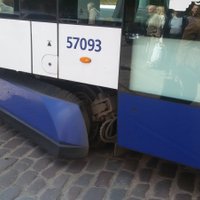 ФОТО: У "Детского мира" в Риге сошел с рельсов новый трамвай