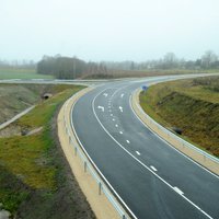 Uz ceļa Koknese-Tīnūži avarē mikroautobuss ar septiņiem cilvēkiem; viens ir gājis bojā (plkst.10:27)