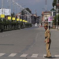 Bažās par protestiem Indijas Kašmirā noteikti jauni ierobežojumi