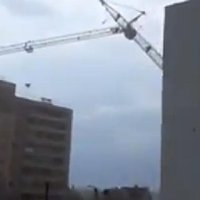 Video: Krievijā uz deviņstāvu ēkas uzgāžas celtnis