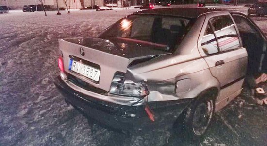 Video: Jau otro vakaru 'Elkor Plaza' stāvlaukumā savstarpēji avarē driftētāji ar BMW