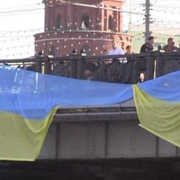 Maskavā aiztur piecus aktīvistus par Ukrainas karoga izkāršanu pie Kremļa