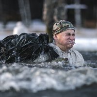 Foto: Karavīri lec āliņģī un trenējas izdzīvot ziemā