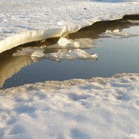 Ogres upē pie ietekas Daugavā sastrēguši ledus vižņi