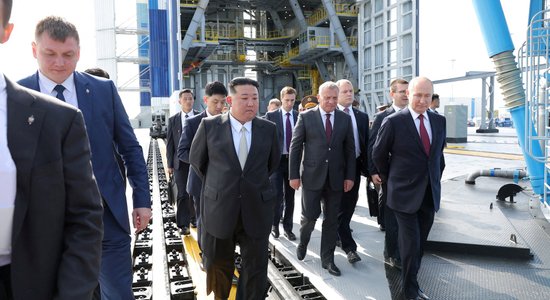 Kims apmeklējis Krievijas militāro rūpnīcu Tālajos Austrumos