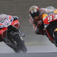 Doviciozo pēdējā aplī apsteidz Markesu un uzvar Japānas 'MotoGP' posmā
