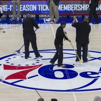 Ķeza NBA laukumā – slapjas grīdas dēļ nenotiek spēle starp 'Kings' un '76ers'
