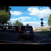 Video: Torņkalnā sabiedriskais autobuss saduras ar auto