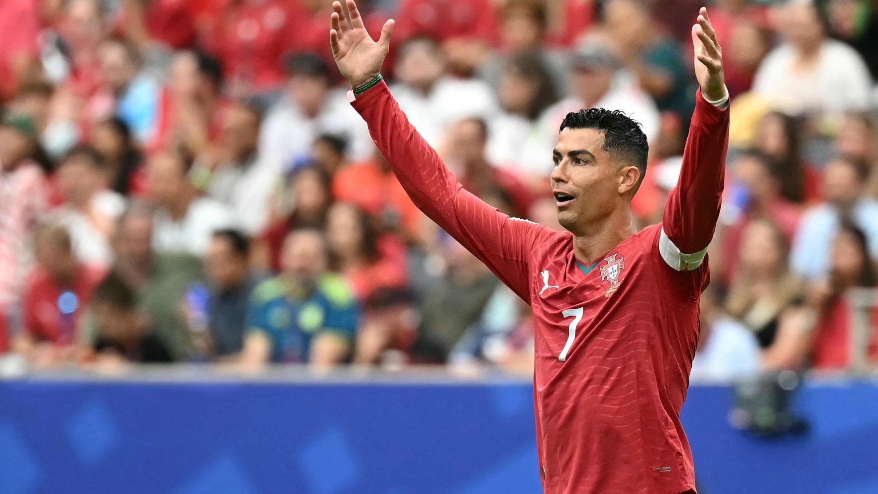 Ronaldu gūst divus vārtus un sekmē Portugāles graujošo uzvaru pār Uzbekistānu