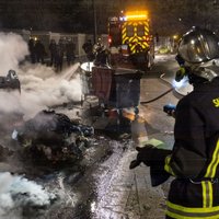Parīzes priekšpilsētās notikušas policistu un protestētāju sadursmes