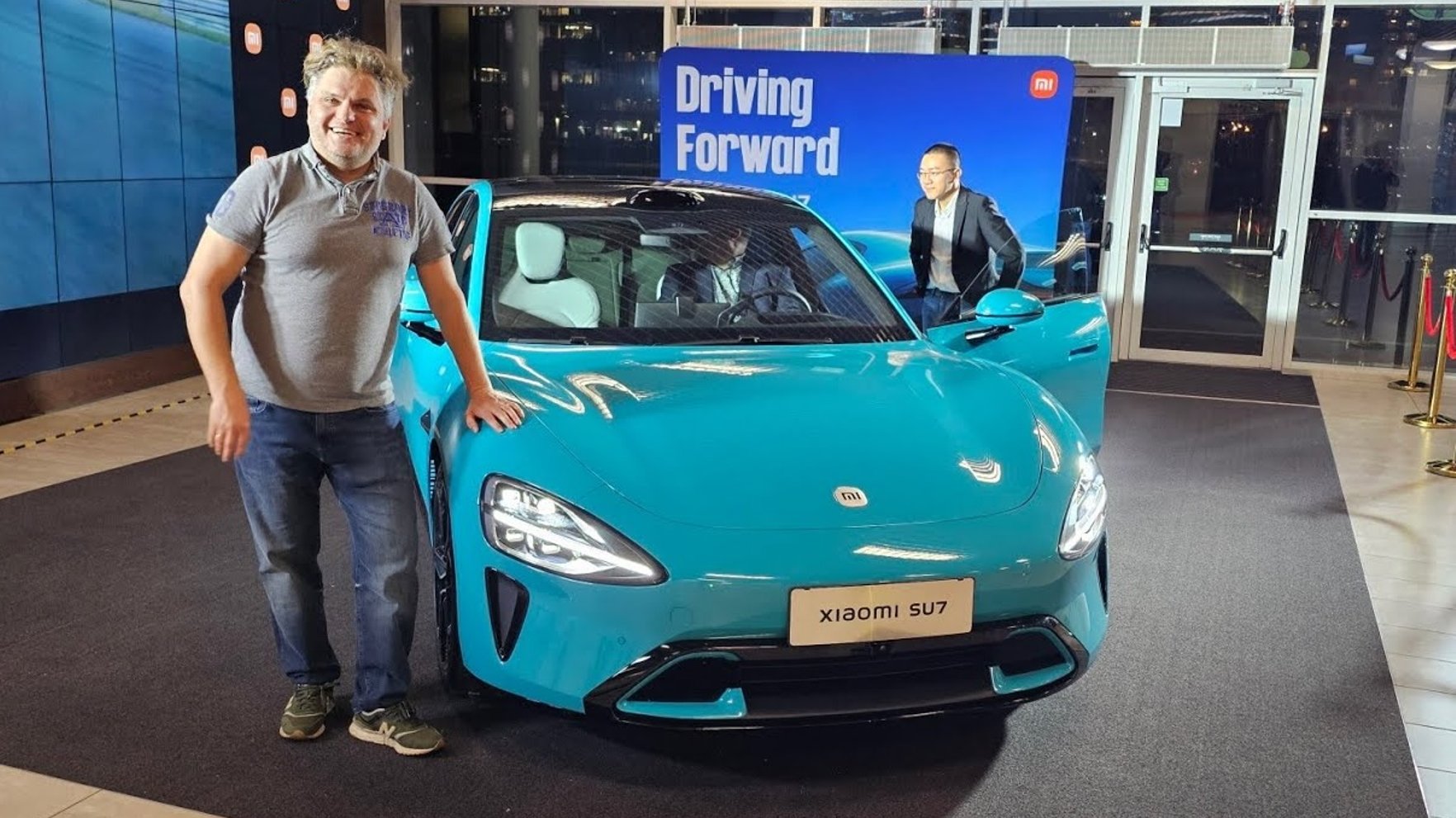 Video: Māris Ozoliņš explorează mașina electrică “Xiaomi”, prezentată pentru prima dată în țările baltice   