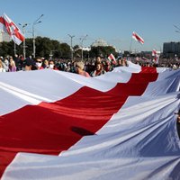 Minskā izvietota bruņutehnika; Tihanovska aicina turpināt protestus