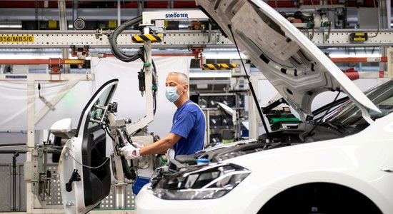 Toyota, VW и другие автогиганты останавливают производство: в мире и в Латвии ожидается дефицит машин