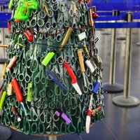 Viļņas lidostā uzstādīta eglīte no konfiscētiem ceļotāju priekšmetiem