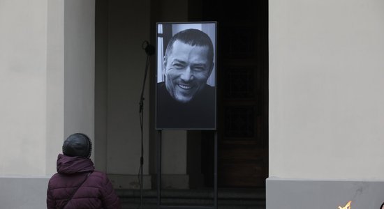 Foto: Draugi, tuvinieki un kolēģi pēdējā gaitā pavada Andreju Žagaru