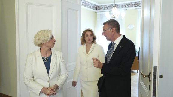 Foto un video: "Neļausim ikdienas sīkumiem mūs šķelt," saka Mieriņa; Rinkēvičs iesaka saglabāt vēsu prātu
