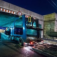 Zem Akmens tilta centra pusē atkal iestrēgusi kravas automašīna (Aktuālie foto)