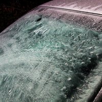 Jelgavā automašīna apgāžas uz jumta un ielūst ledū
