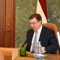 Premjers: lai budžetu nepārvērstu par 'naudas dalīšanas procesu', jāvienojas ar Saeimu
