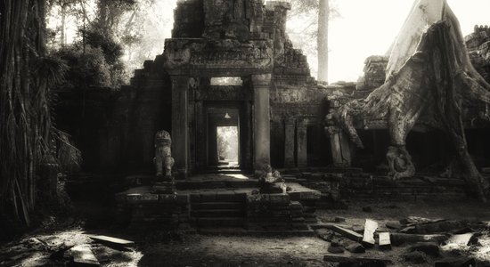 Foto: Brūkošie budistu tempļi, kur uzņemta filma par Laru Kroftu
