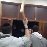 Video: Antisemītiski noskaņoti jaunieši Londonā uzbrūk sinagogai