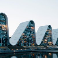 Foto: Dānijā tapusi unikāla dzīvojamā māja viļņu formā