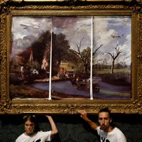 Klimata aktīvisti pielīmējuši sevi pie gleznas Nacionālajā galerijā Londonā