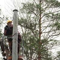 Negaiss bez elektrības atstāj 20 tūkstošus mājsaimniecību