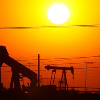 Цена нефти опустилась ниже 80 долларов за баррель