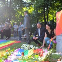 Foto: Ap pussimts cilvēku Rīgā piemin Orlando apšaudes upurus