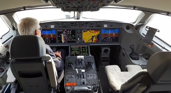 Izsniegti pirmie kredīti 'airBaltic' pilotu akadēmijas 69 tūkstošus eiro vērtajam kursam