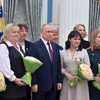 'Uzdevumus risinās tikai profesionāli karavīri': ko Putins solīja sievietēm pirms gada un ko saka tagad